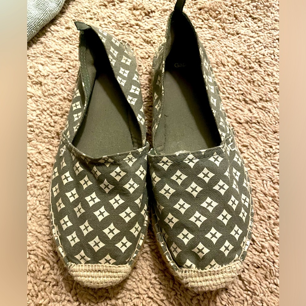 1 hr sale Gap size 8 shoes in olive green and off white with wicker bottoms